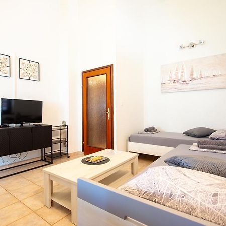 Apartments Ela Новаля Екстер'єр фото