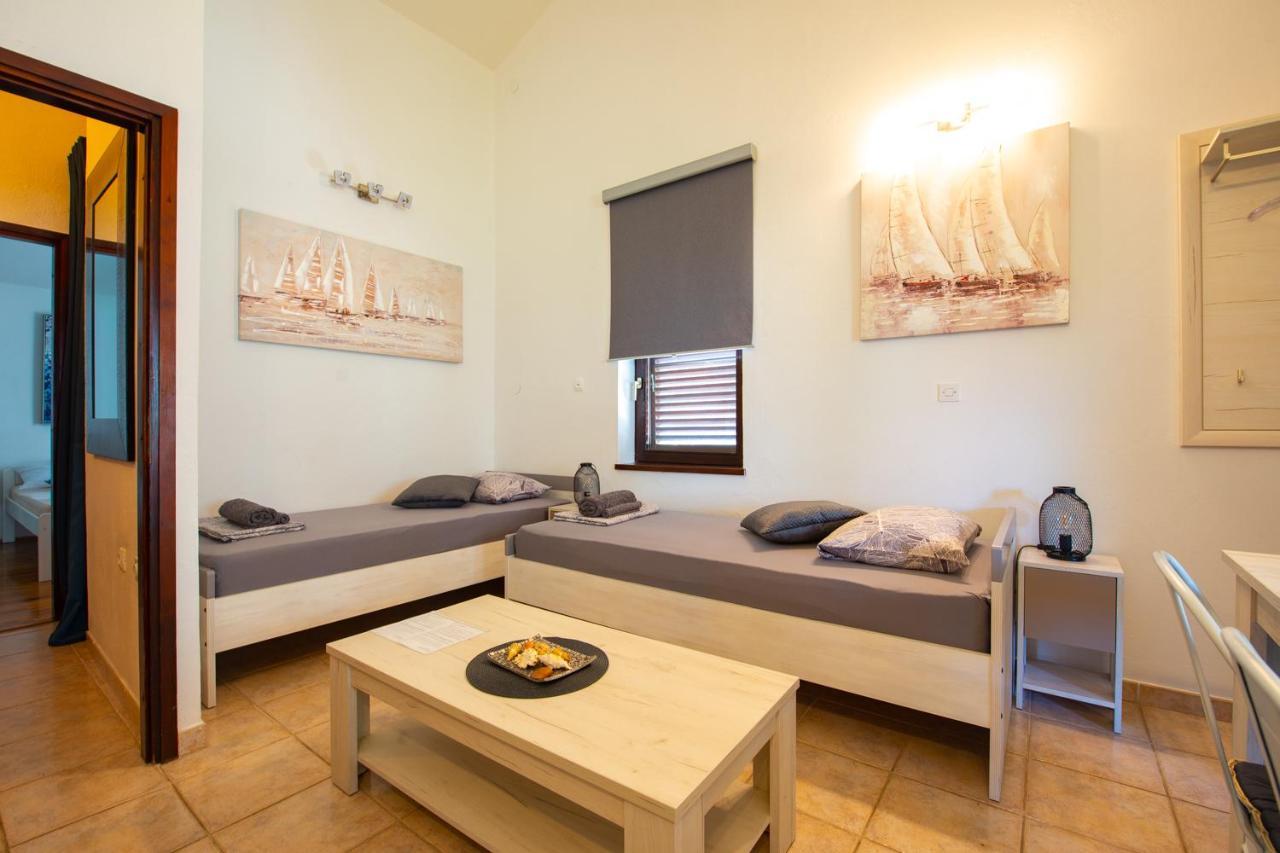 Apartments Ela Новаля Екстер'єр фото