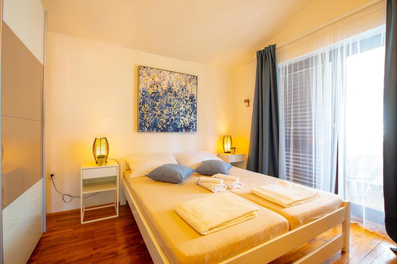 Apartments Ela Новаля Екстер'єр фото