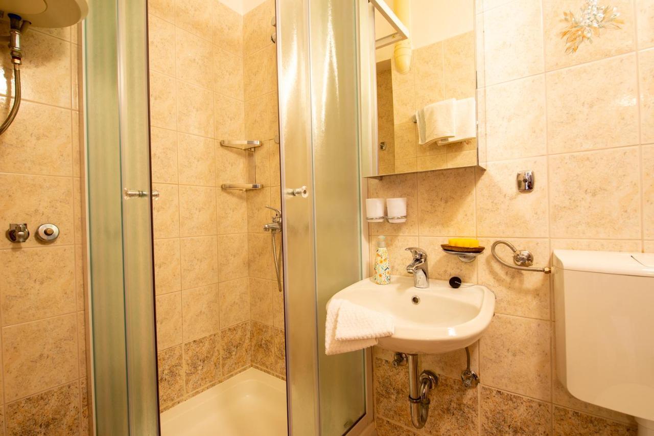 Apartments Ela Новаля Екстер'єр фото