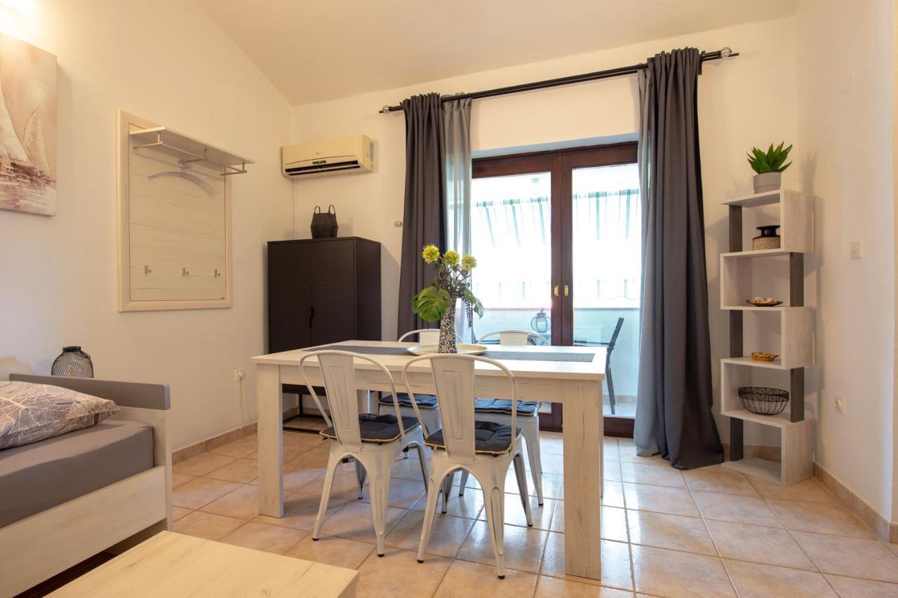 Apartments Ela Новаля Екстер'єр фото