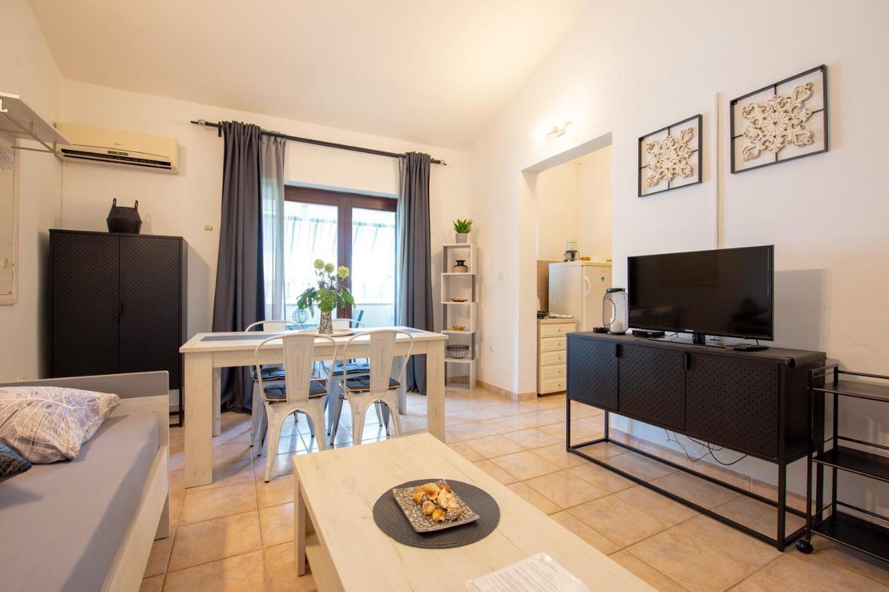 Apartments Ela Новаля Екстер'єр фото