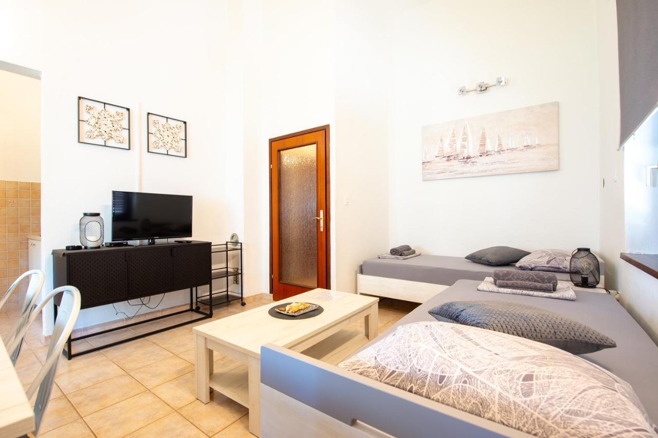 Apartments Ela Новаля Екстер'єр фото